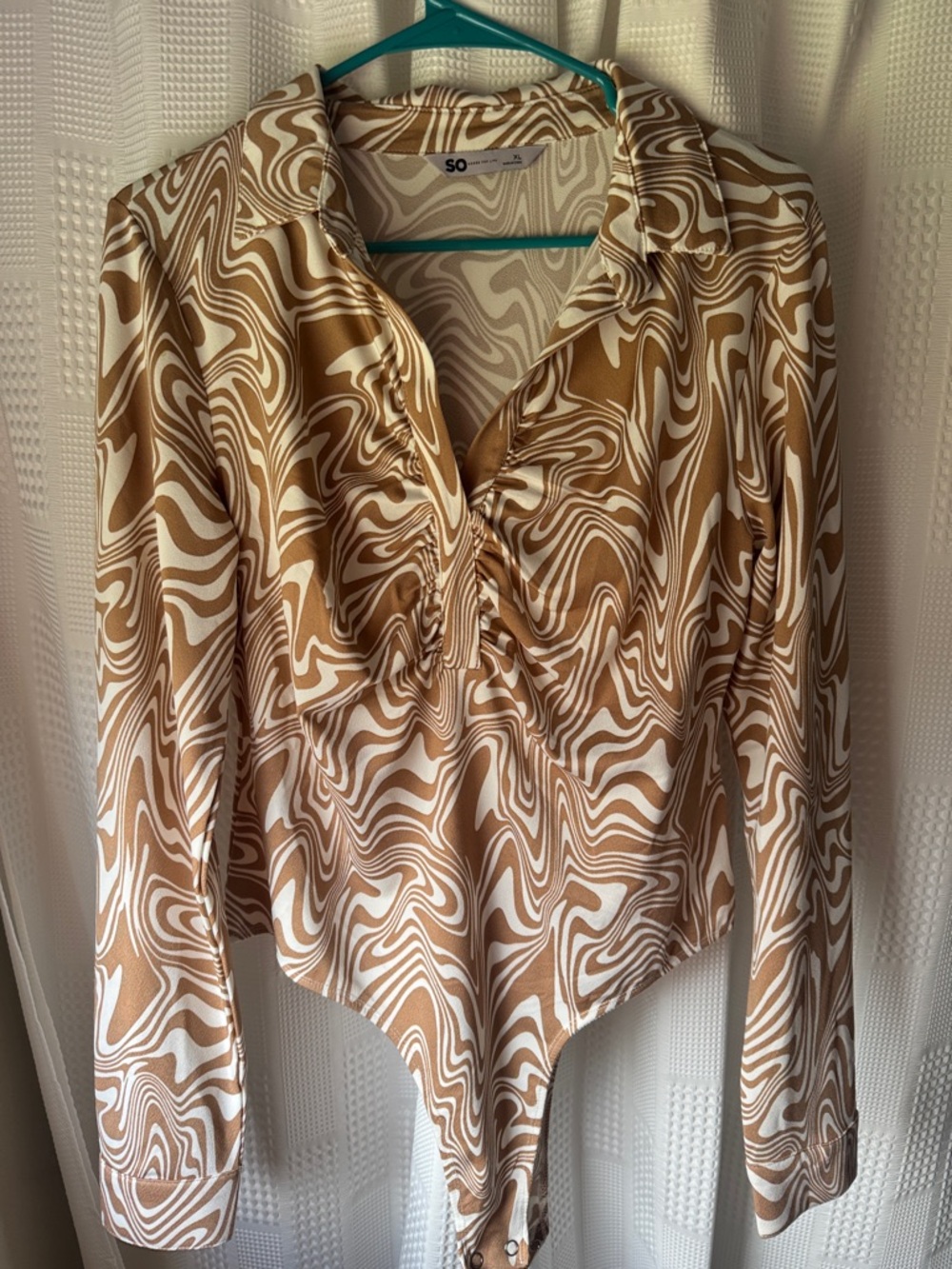 SO Women's Tan & White Swirl Long-Sleeve Bodysuit